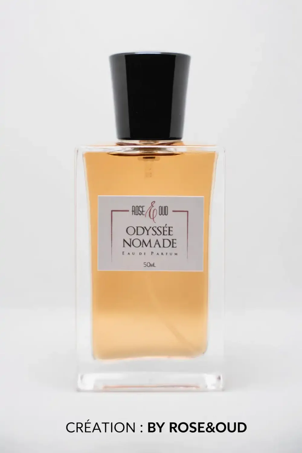 Flacon de parfum Rose & Oud Odyssée Nomade 50 ml avec capuchon noir, présenté sur fond blanc, création signée Rose & Oud parfumerie à Angers.