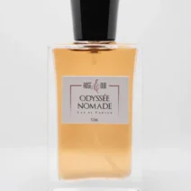 Flacon de parfum Rose & Oud Odyssée Nomade 50 ml avec capuchon noir, présenté sur fond blanc, création signée Rose & Oud parfumerie à Angers.