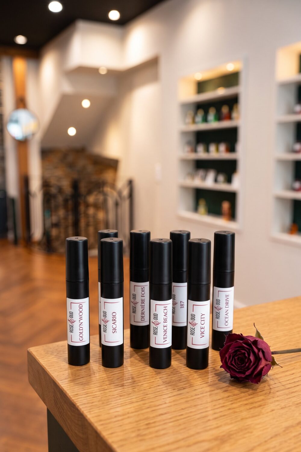 Huit échantillons 2 ml des meilleures ventes Rose&Oud sur le comptoir de la boutique