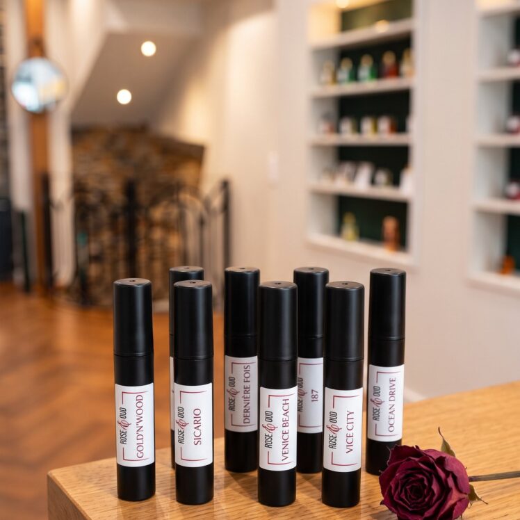 Huit échantillons 2 ml des meilleures ventes Rose&Oud sur le comptoir de la boutique