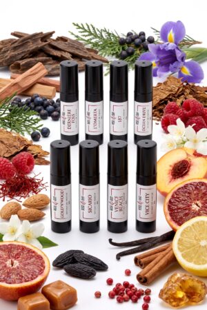 Coffret Découverte — Nos 8 meilleures ventes (8 × 2 ml) : échantillons 2 ml Rose&Oud entourés des ingrédients de leurs parfums, sur fond blanc