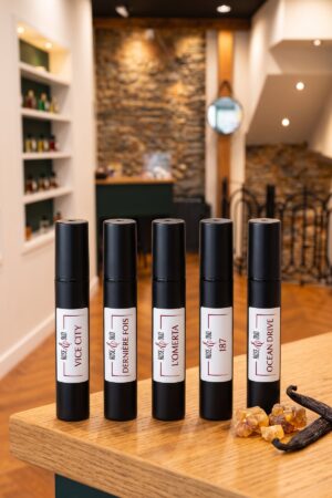 Cinq échantillons 2 ml Rose&Oud ambrés sur le comptoir de la boutique : Vice City, Dernière Fois, L’Omerta, 187, Ocean Drive