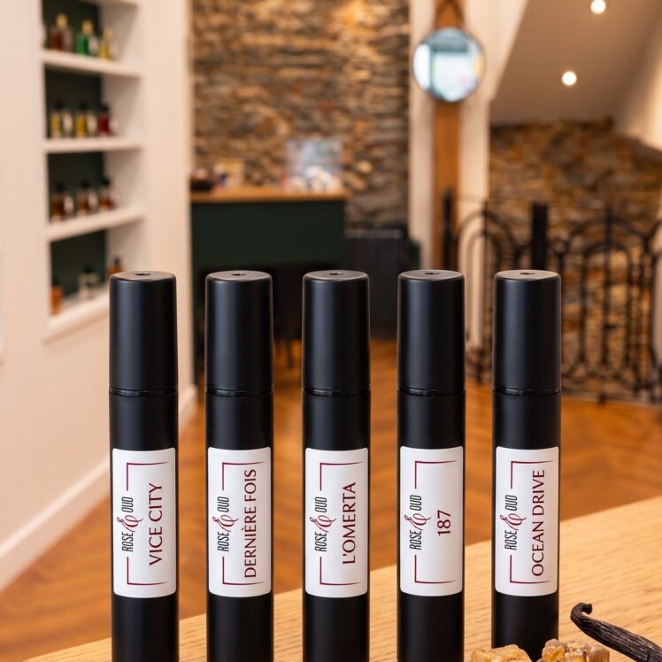 Cinq échantillons 2 ml Rose&Oud ambrés sur le comptoir de la boutique : Vice City, Dernière Fois, L’Omerta, 187, Ocean Drive