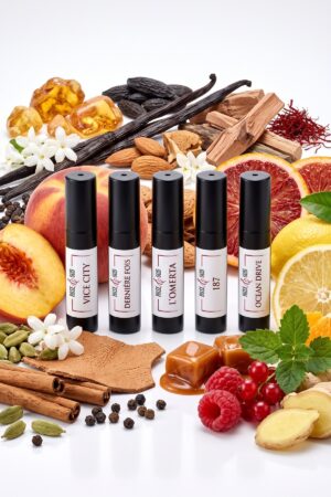 Coffret Découverte — Ambrés & Sensuels (5 × 2 ml) : échantillons 2 ml Rose&Oud entourés des ingrédients de leurs parfums, sur fond blanc