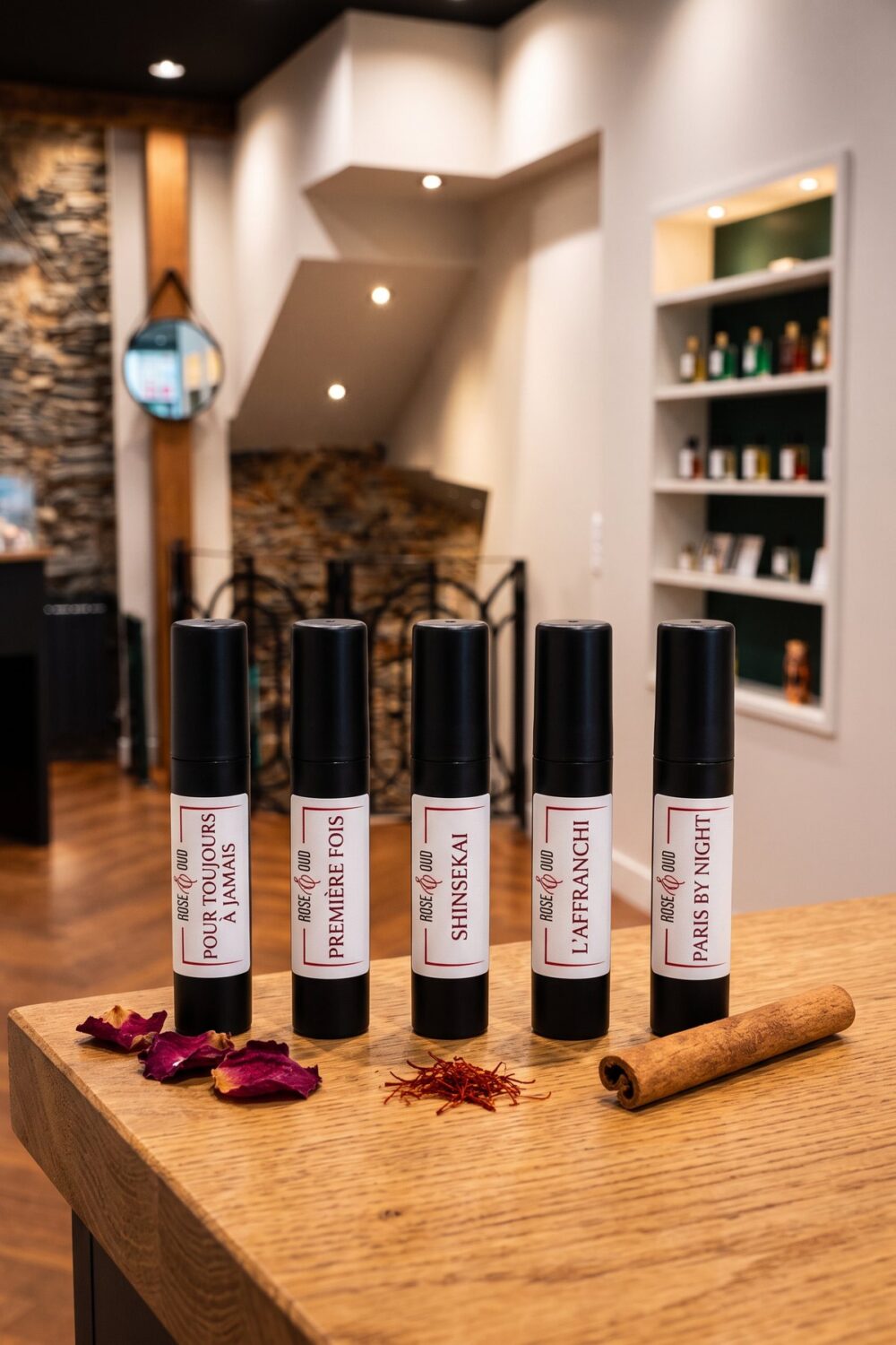 Cinq échantillons 2 ml Rose&Oud orientaux sur le comptoir de la boutique : Pour toujours à jamais, Première fois, Shinsekai, L’affranchi, Paris By Night