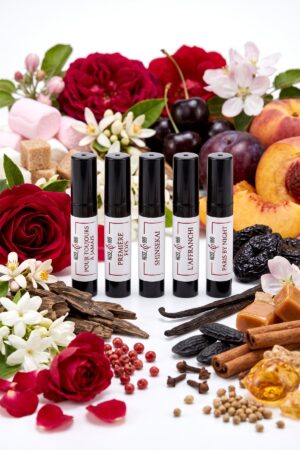 Coffret Découverte — Orientaux & Envoûtants (5 × 2 ml) : échantillons 2 ml Rose&Oud entourés des ingrédients de leurs parfums, sur fond blanc