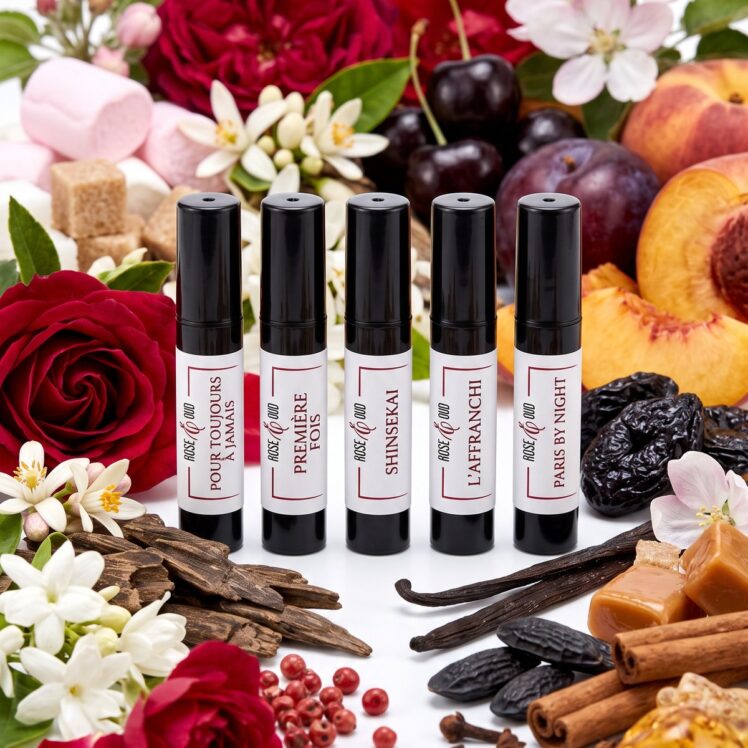 Coffret Découverte — Orientaux & Envoûtants (5 × 2 ml) : échantillons 2 ml Rose&Oud entourés des ingrédients de leurs parfums, sur fond blanc
