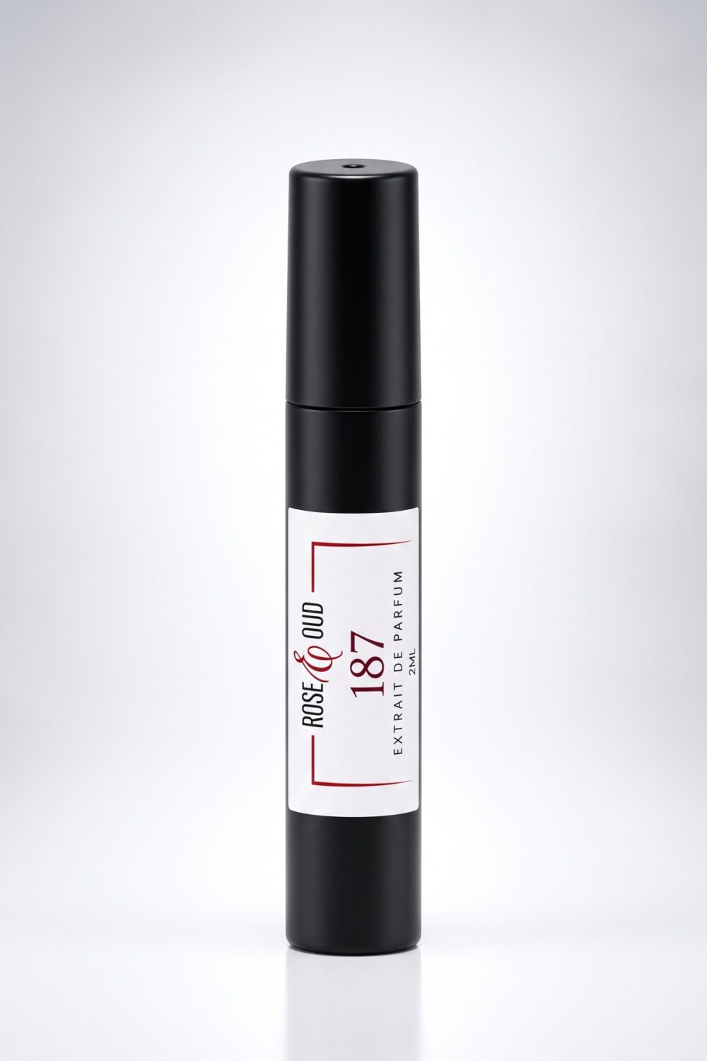 Échantillon 2 ml — 187 : flacon vaporisateur noir de 2 ml avec étiquette Rose&Oud, sur fond blanc