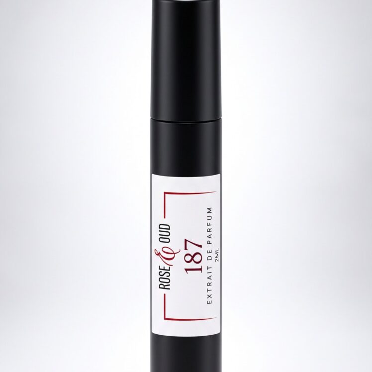 Échantillon 2 ml — 187 : flacon vaporisateur noir de 2 ml avec étiquette Rose&Oud, sur fond blanc