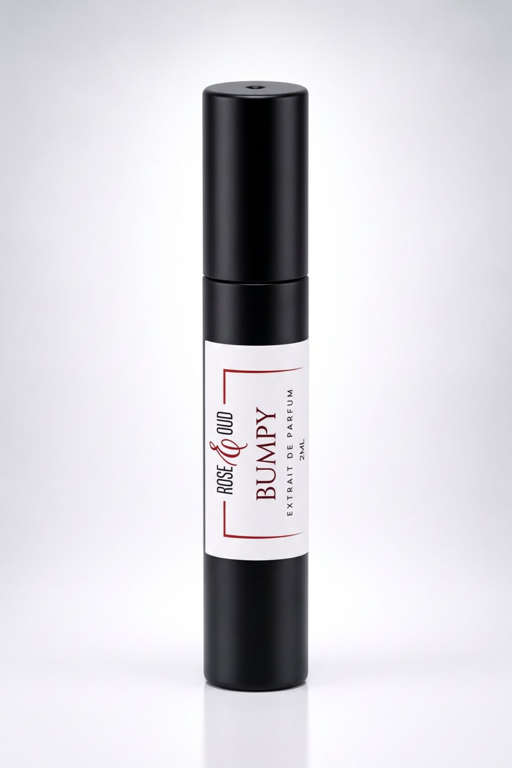 Échantillon 2 ml — Bumpy : flacon vaporisateur noir de 2 ml avec étiquette Rose&Oud, sur fond blanc