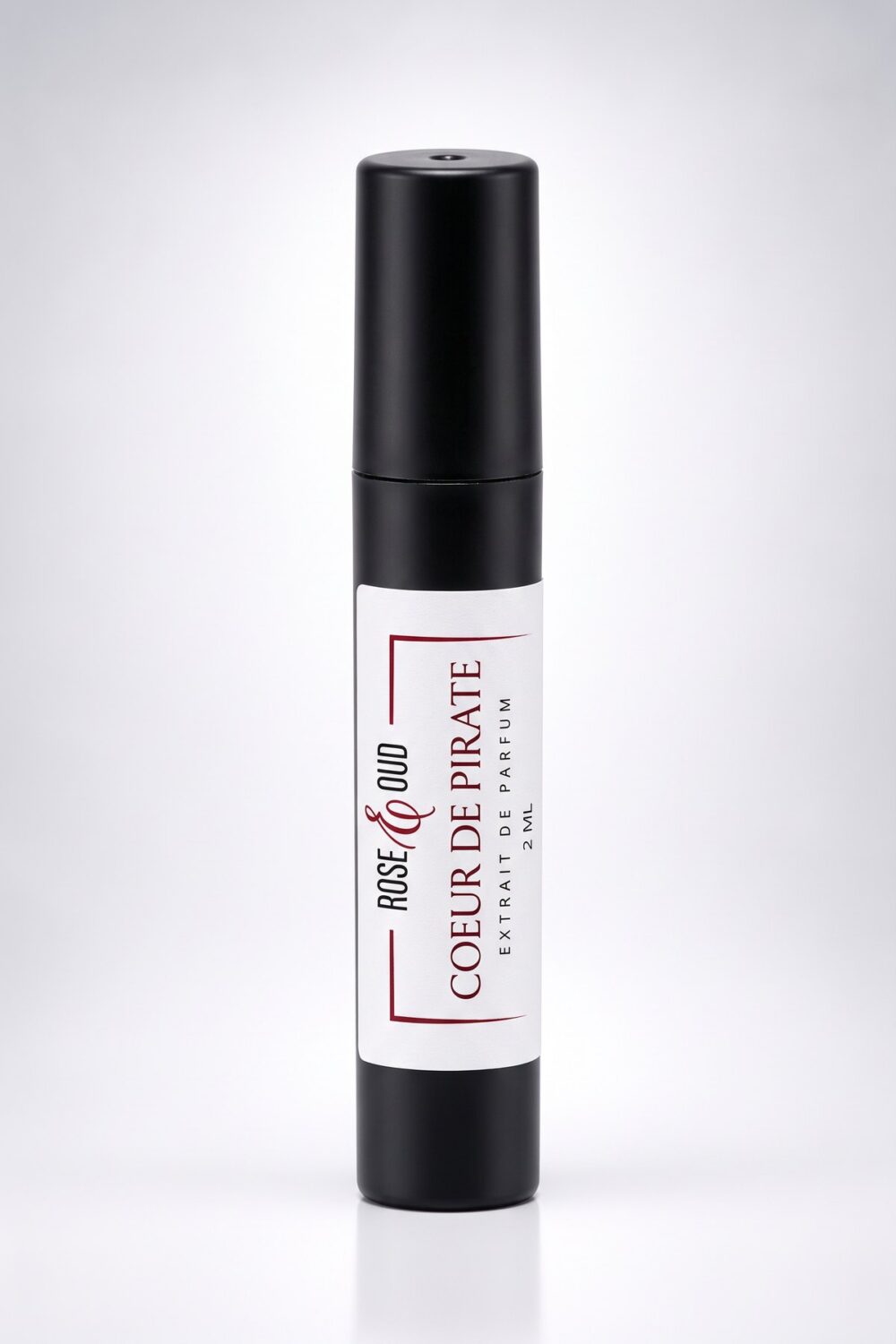 Échantillon 2 ml — Cœur de Pirate : flacon vaporisateur noir de 2 ml avec étiquette Rose&Oud, sur fond blanc