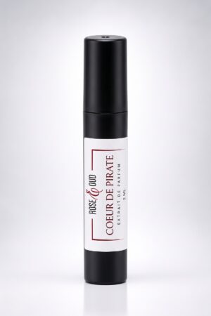 Échantillon 2 ml — Cœur de Pirate : flacon vaporisateur noir de 2 ml avec étiquette Rose&Oud, sur fond blanc