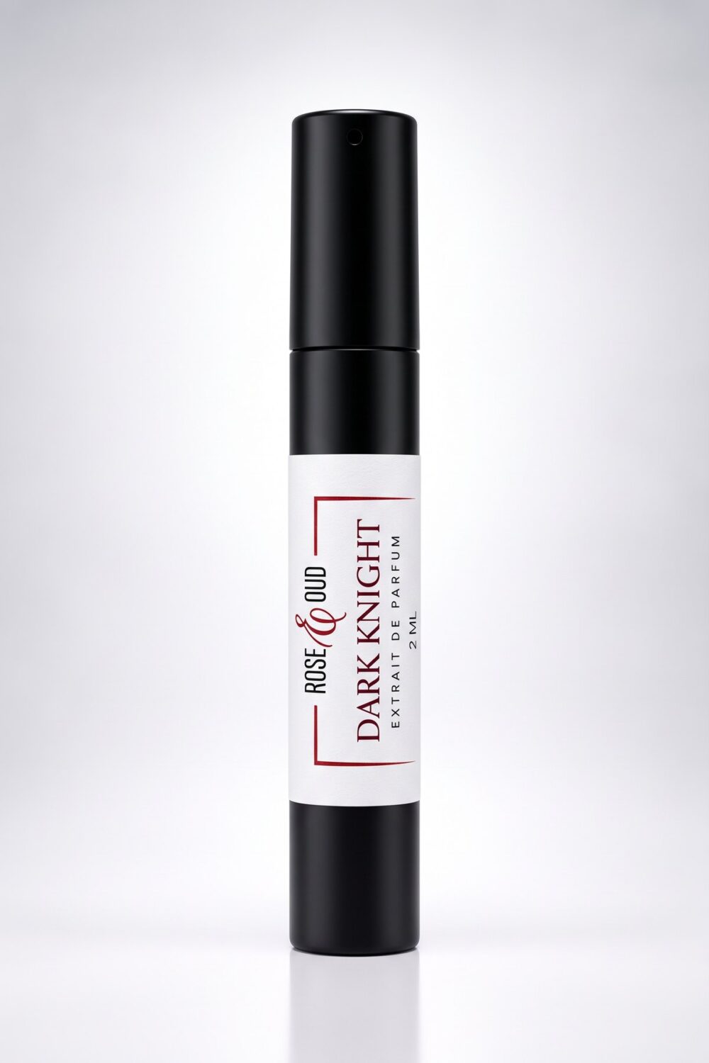 Échantillon 2 ml — Dark Knight : flacon vaporisateur noir de 2 ml avec étiquette Rose&Oud, sur fond blanc