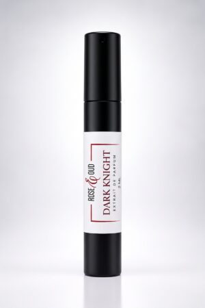 Échantillon 2 ml — Dark Knight : flacon vaporisateur noir de 2 ml avec étiquette Rose&Oud, sur fond blanc