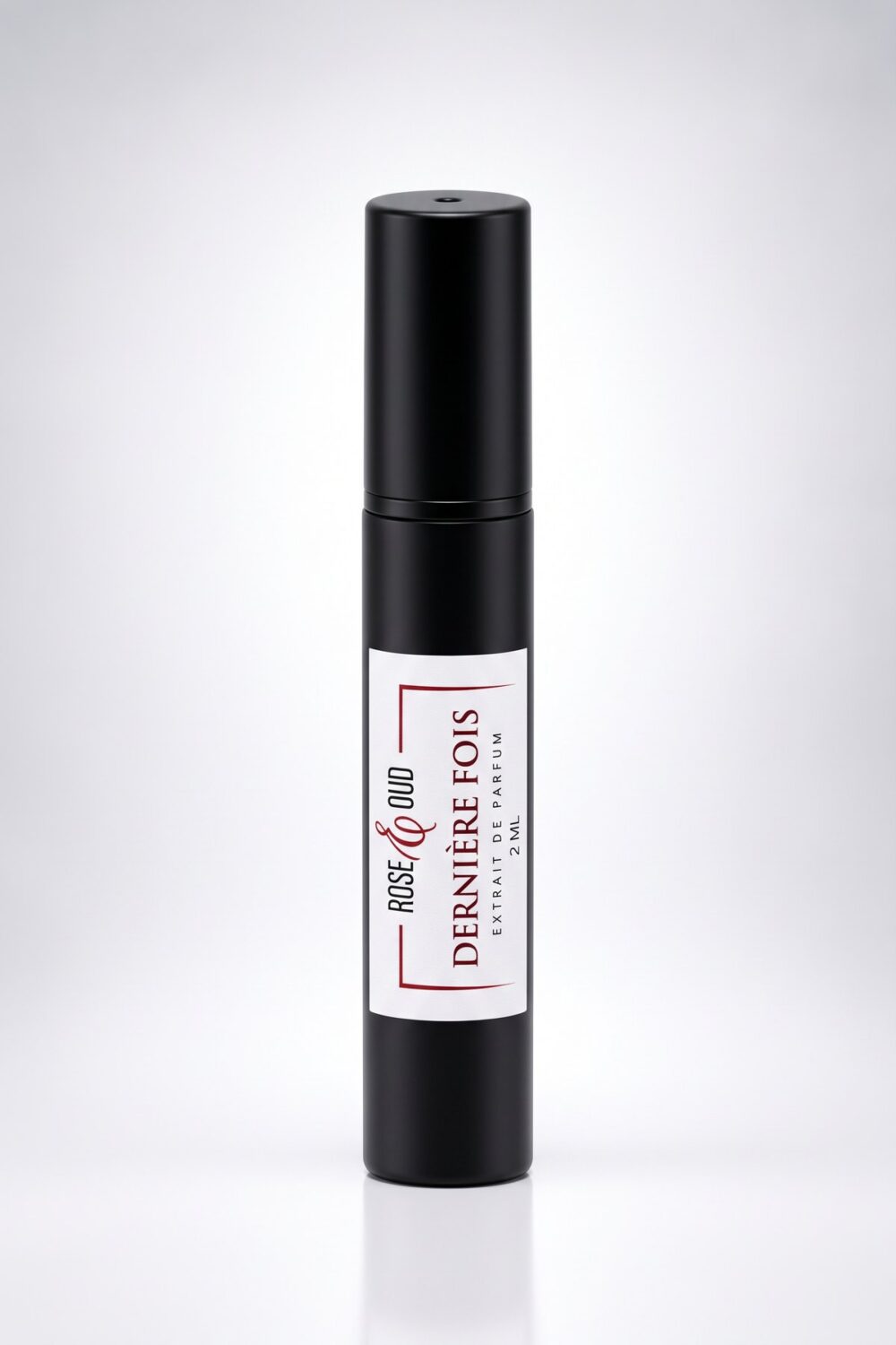 Échantillon 2 ml — Dernière Fois : flacon vaporisateur noir de 2 ml avec étiquette Rose&Oud, sur fond blanc