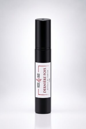 Échantillon 2 ml — Dernière Fois : flacon vaporisateur noir de 2 ml avec étiquette Rose&Oud, sur fond blanc