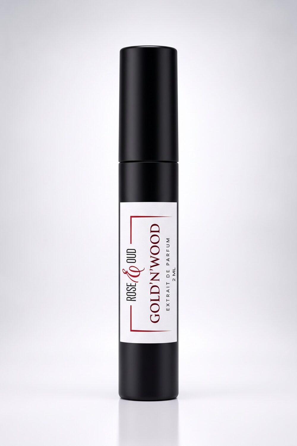 Échantillon 2 ml — Gold’N’Wood : flacon vaporisateur noir de 2 ml avec étiquette Rose&Oud, sur fond blanc