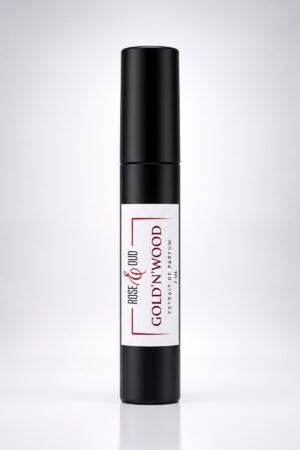 Échantillon 2 ml — Gold’N’Wood : flacon vaporisateur noir de 2 ml avec étiquette Rose&Oud, sur fond blanc