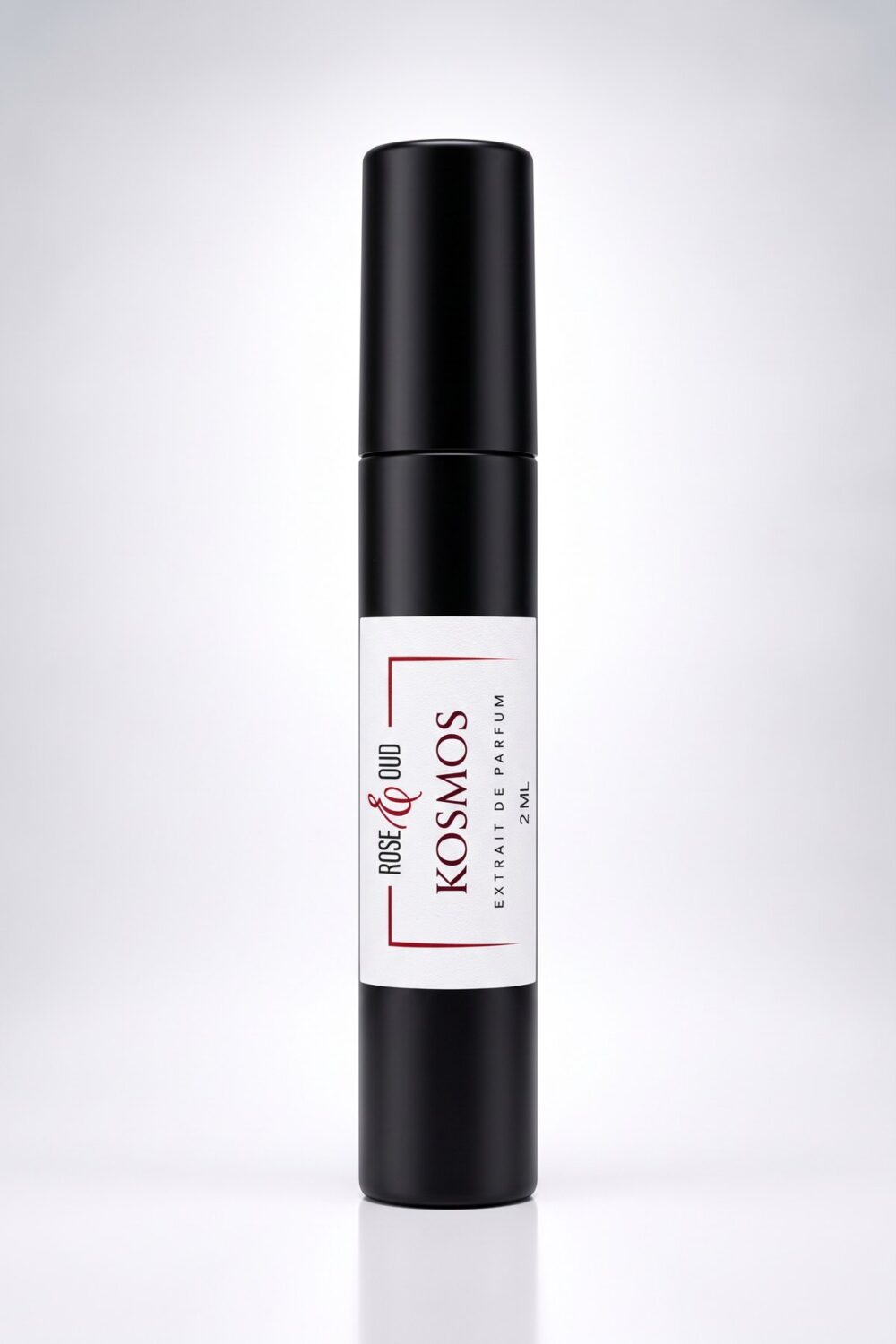 Échantillon 2 ml — Kosmos : flacon vaporisateur noir de 2 ml avec étiquette Rose&Oud, sur fond blanc