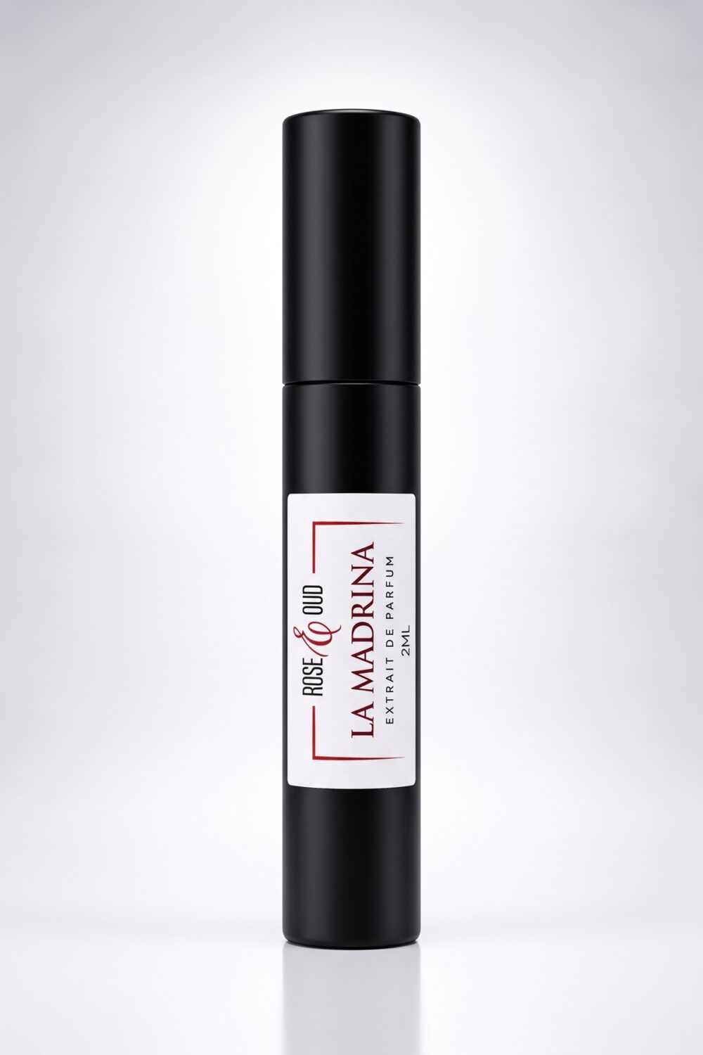 Échantillon 2 ml — La Madrina : flacon vaporisateur noir de 2 ml avec étiquette Rose&Oud, sur fond blanc