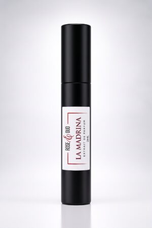 Échantillon 2 ml — La Madrina : flacon vaporisateur noir de 2 ml avec étiquette Rose&Oud, sur fond blanc