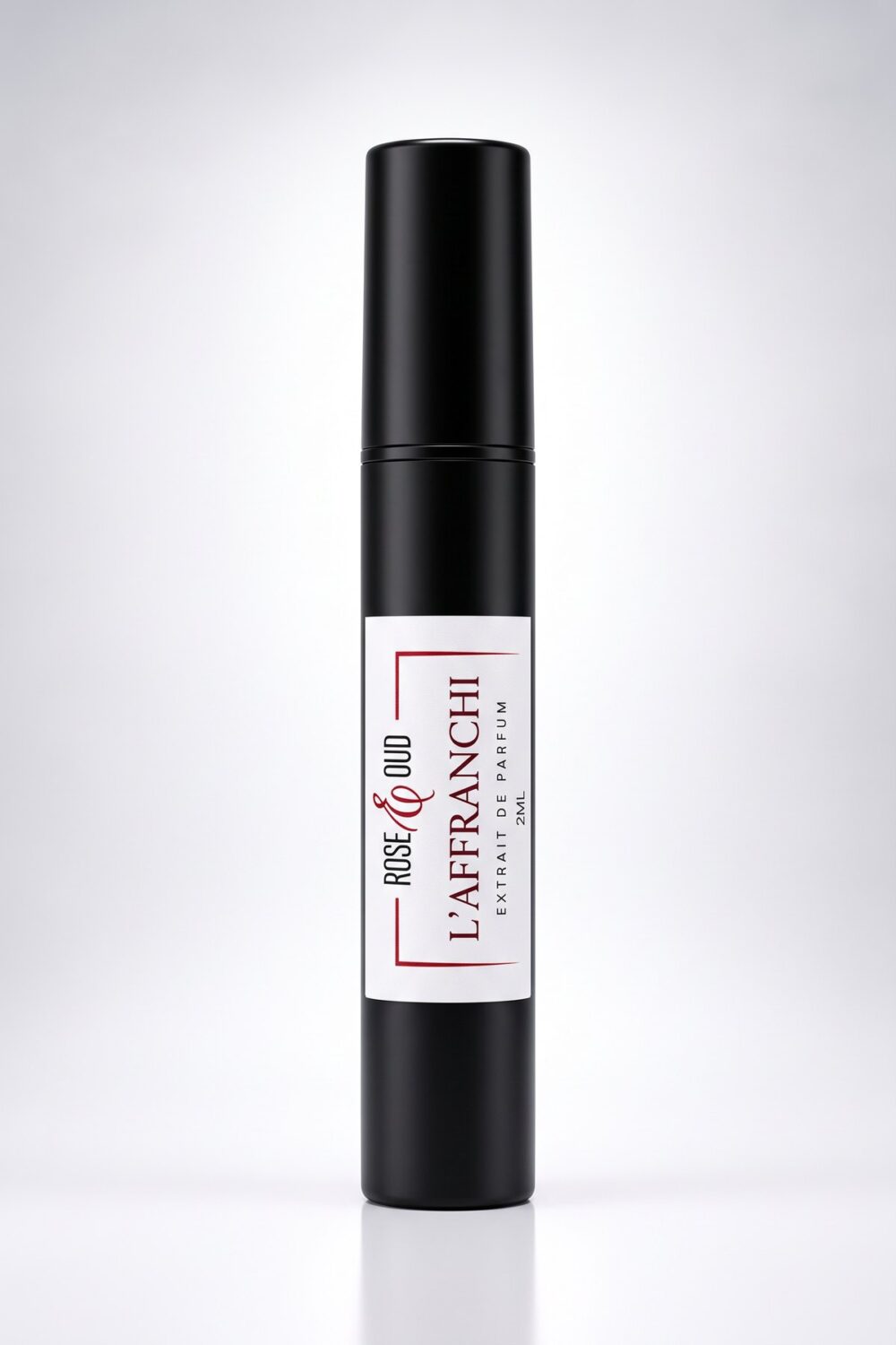 Échantillon 2 ml — L’affranchi : flacon vaporisateur noir de 2 ml avec étiquette Rose&Oud, sur fond blanc