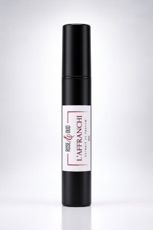 Échantillon 2 ml — L’affranchi : flacon vaporisateur noir de 2 ml avec étiquette Rose&Oud, sur fond blanc