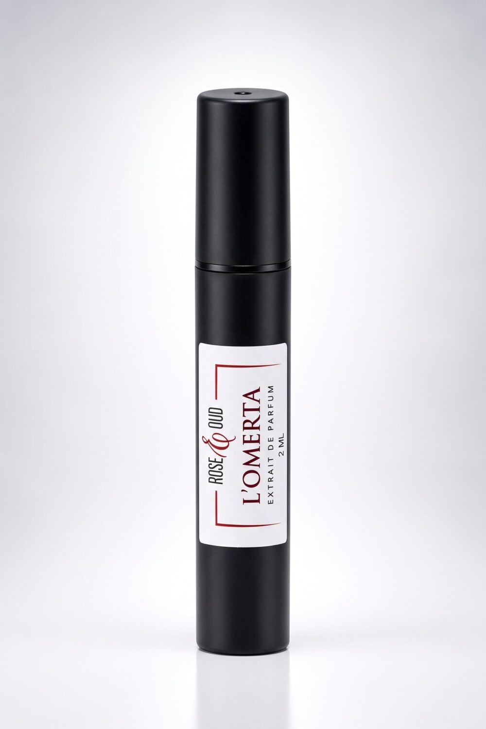 Échantillon 2 ml — L’Omerta : flacon vaporisateur noir de 2 ml avec étiquette Rose&Oud, sur fond blanc