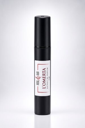 Échantillon 2 ml — L’Omerta : flacon vaporisateur noir de 2 ml avec étiquette Rose&Oud, sur fond blanc