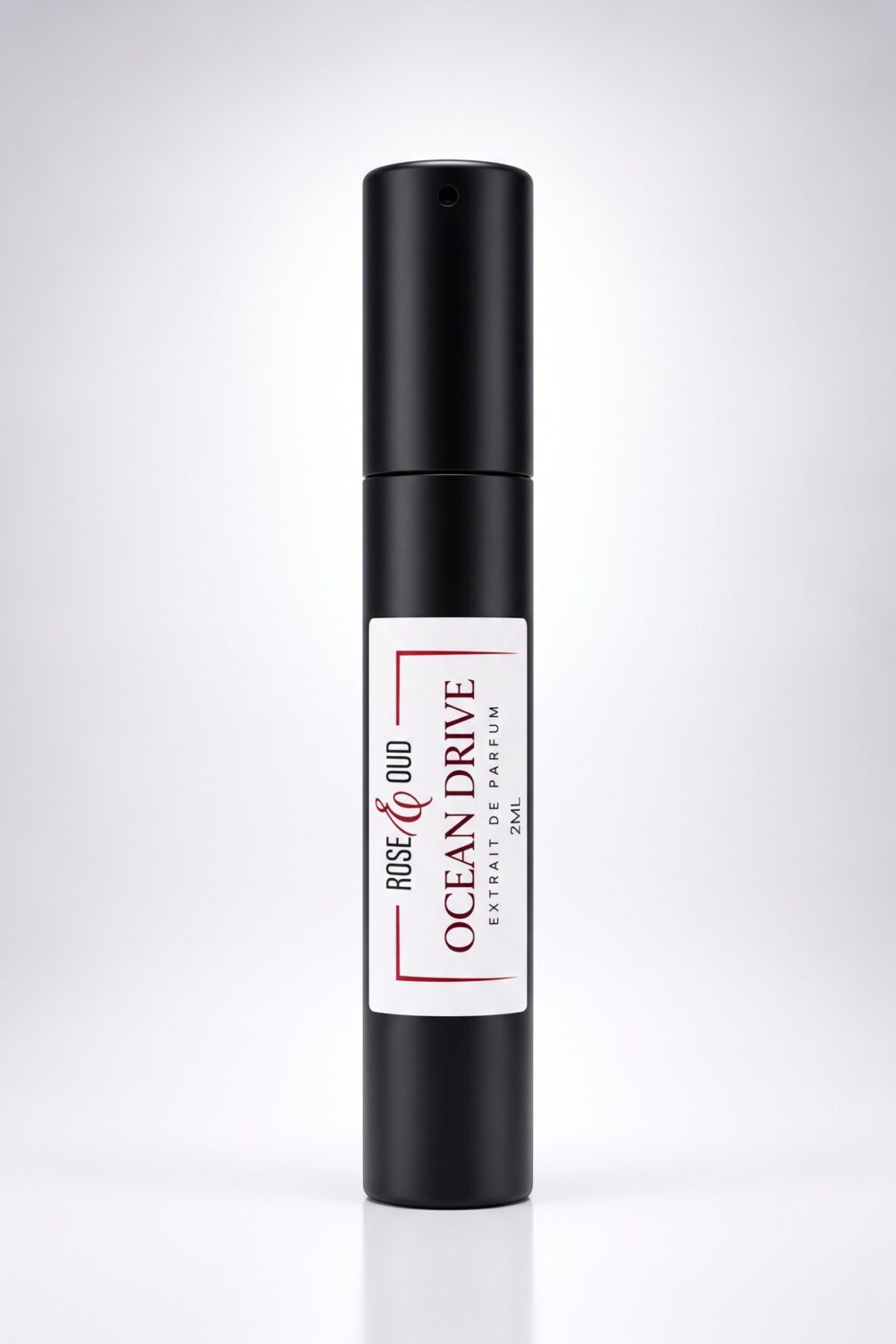 Échantillon 2 ml — Ocean Drive : flacon vaporisateur noir de 2 ml avec étiquette Rose&Oud, sur fond blanc
