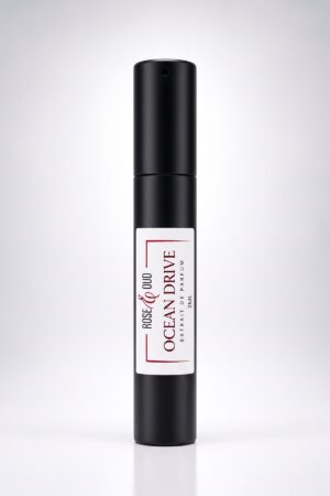 Échantillon 2 ml — Ocean Drive : flacon vaporisateur noir de 2 ml avec étiquette Rose&Oud, sur fond blanc