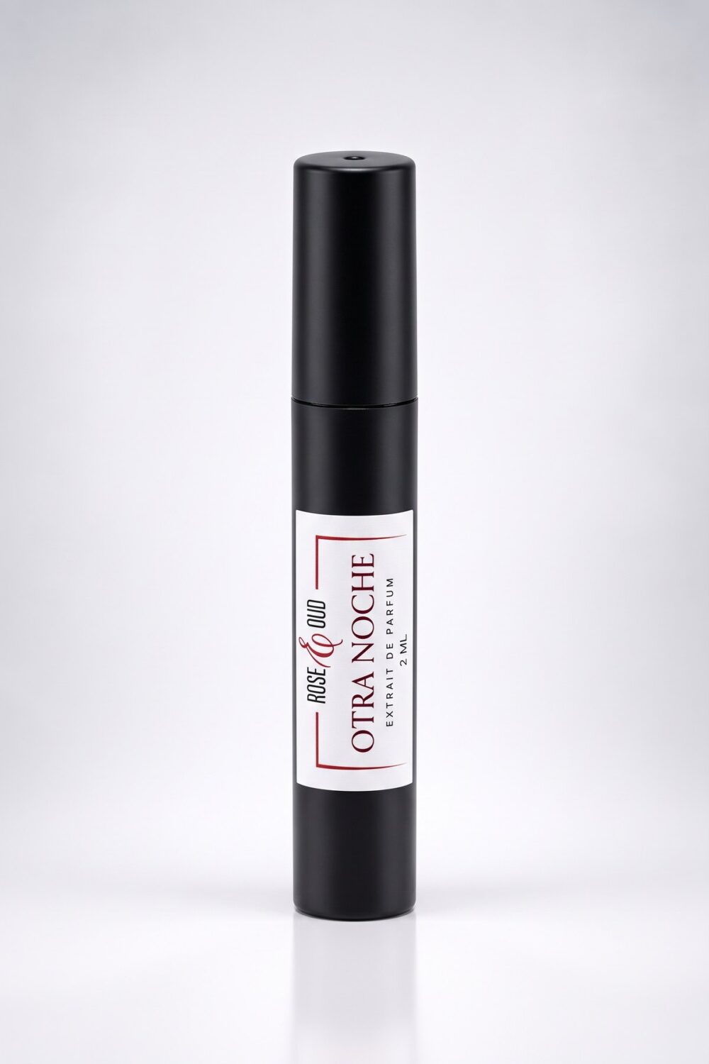 Échantillon 2 ml — Otra Noche : flacon vaporisateur noir de 2 ml avec étiquette Rose&Oud, sur fond blanc