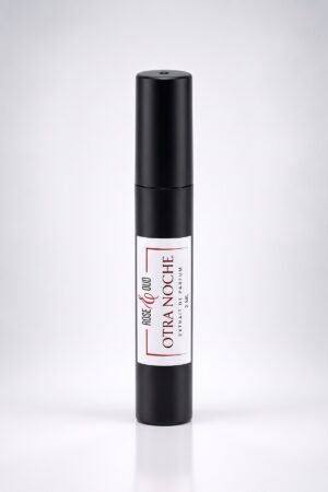 Échantillon 2 ml — Otra Noche : flacon vaporisateur noir de 2 ml avec étiquette Rose&Oud, sur fond blanc