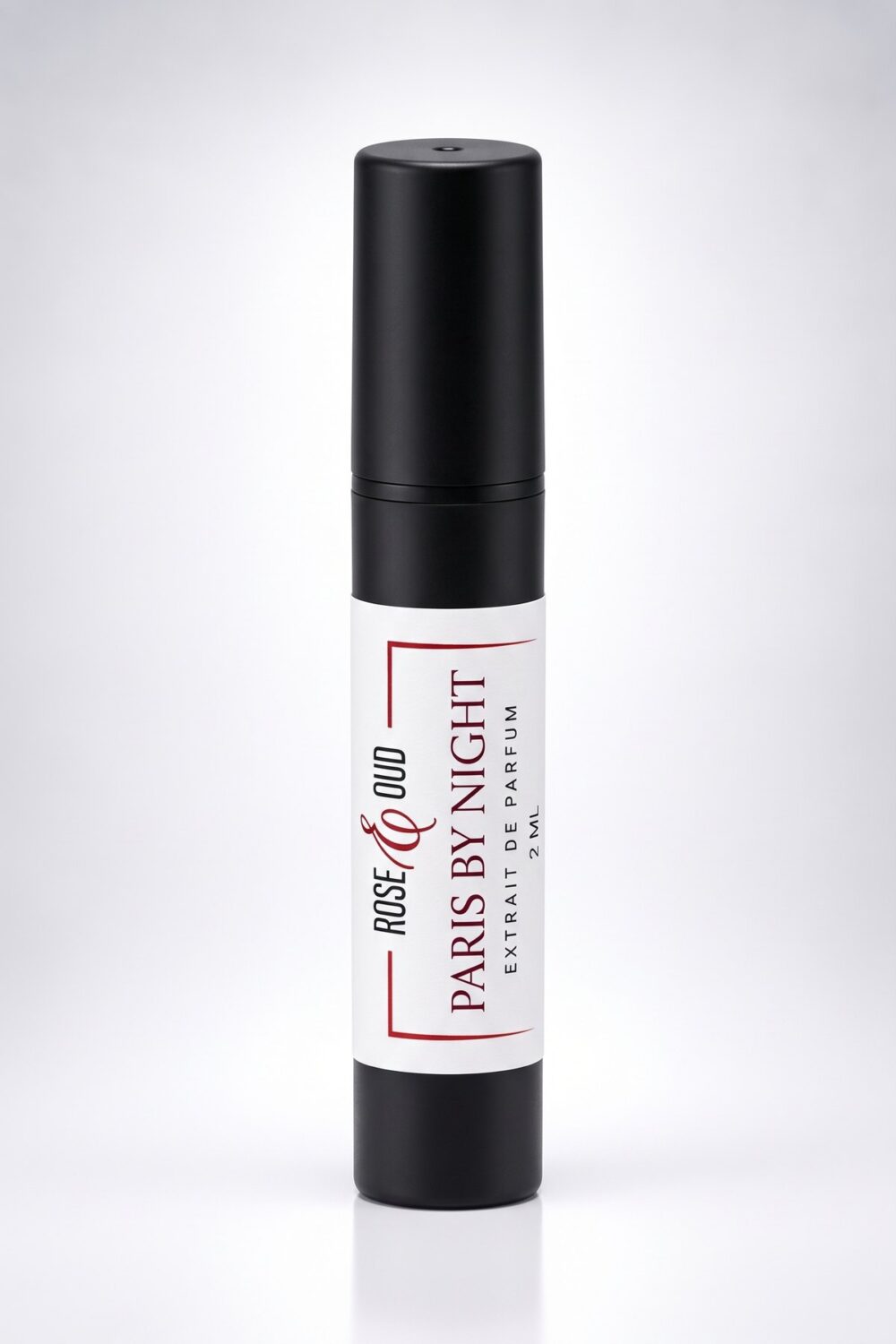 Échantillon 2 ml — Paris By Night : flacon vaporisateur noir de 2 ml avec étiquette Rose&Oud, sur fond blanc