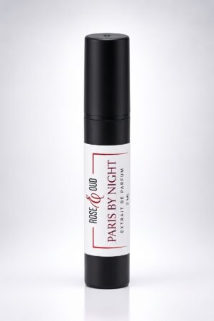 Échantillon 2 ml — Paris By Night : flacon vaporisateur noir de 2 ml avec étiquette Rose&Oud, sur fond blanc