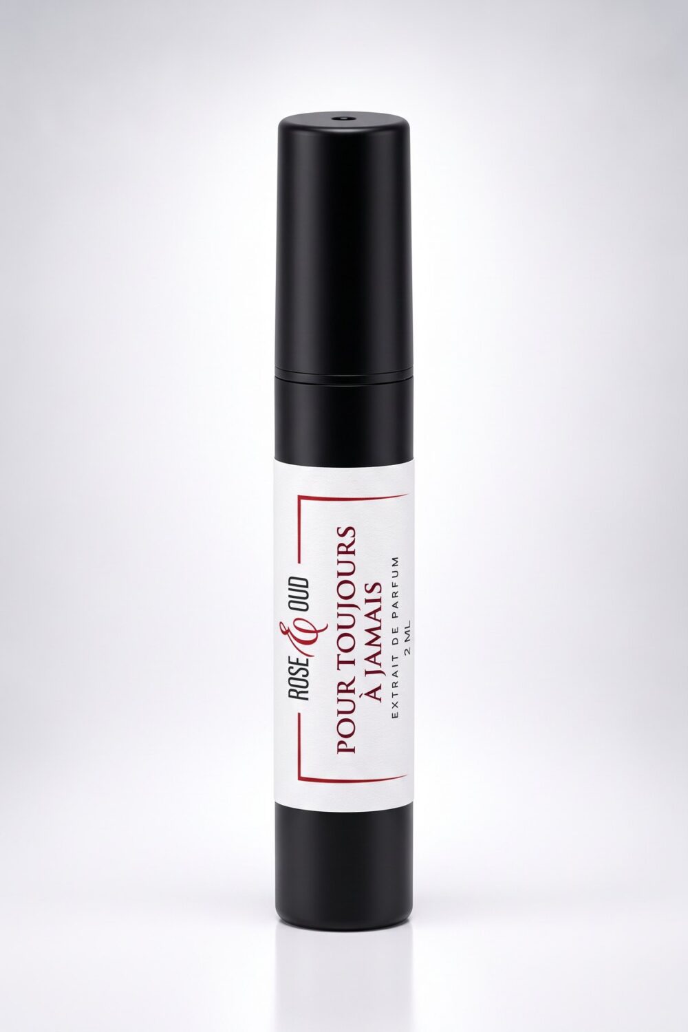 Échantillon 2 ml — Pour toujours à jamais : flacon vaporisateur noir de 2 ml avec étiquette Rose&Oud, sur fond blanc