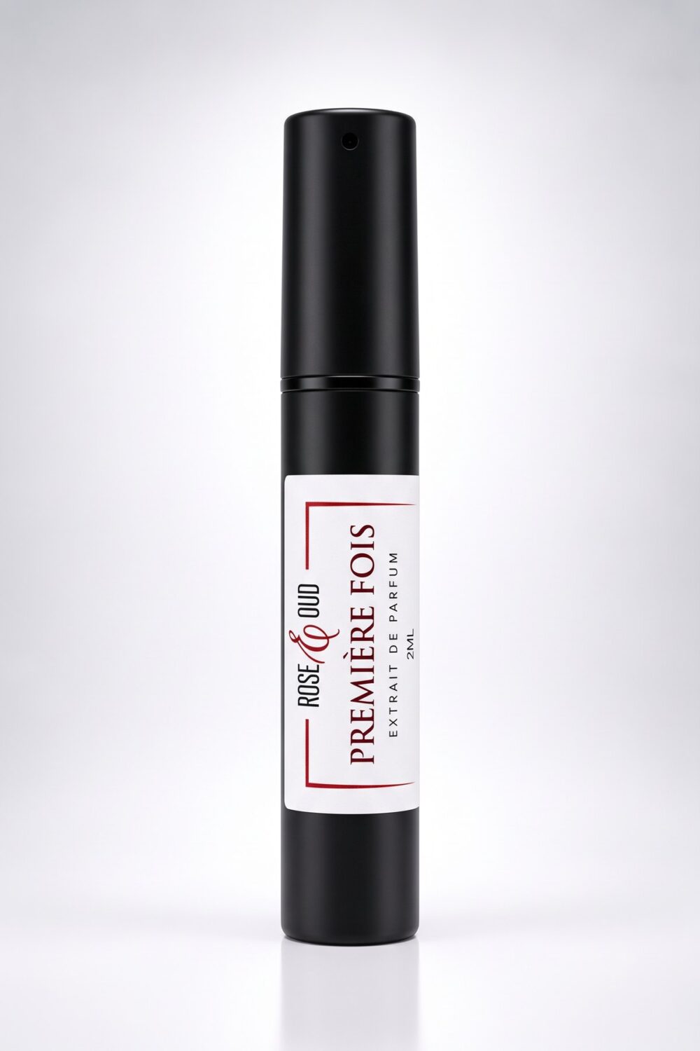 Échantillon 2 ml — Première fois : flacon vaporisateur noir de 2 ml avec étiquette Rose&Oud, sur fond blanc