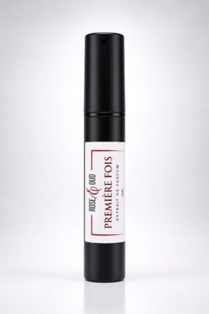 Échantillon 2 ml — Première fois : flacon vaporisateur noir de 2 ml avec étiquette Rose&Oud, sur fond blanc