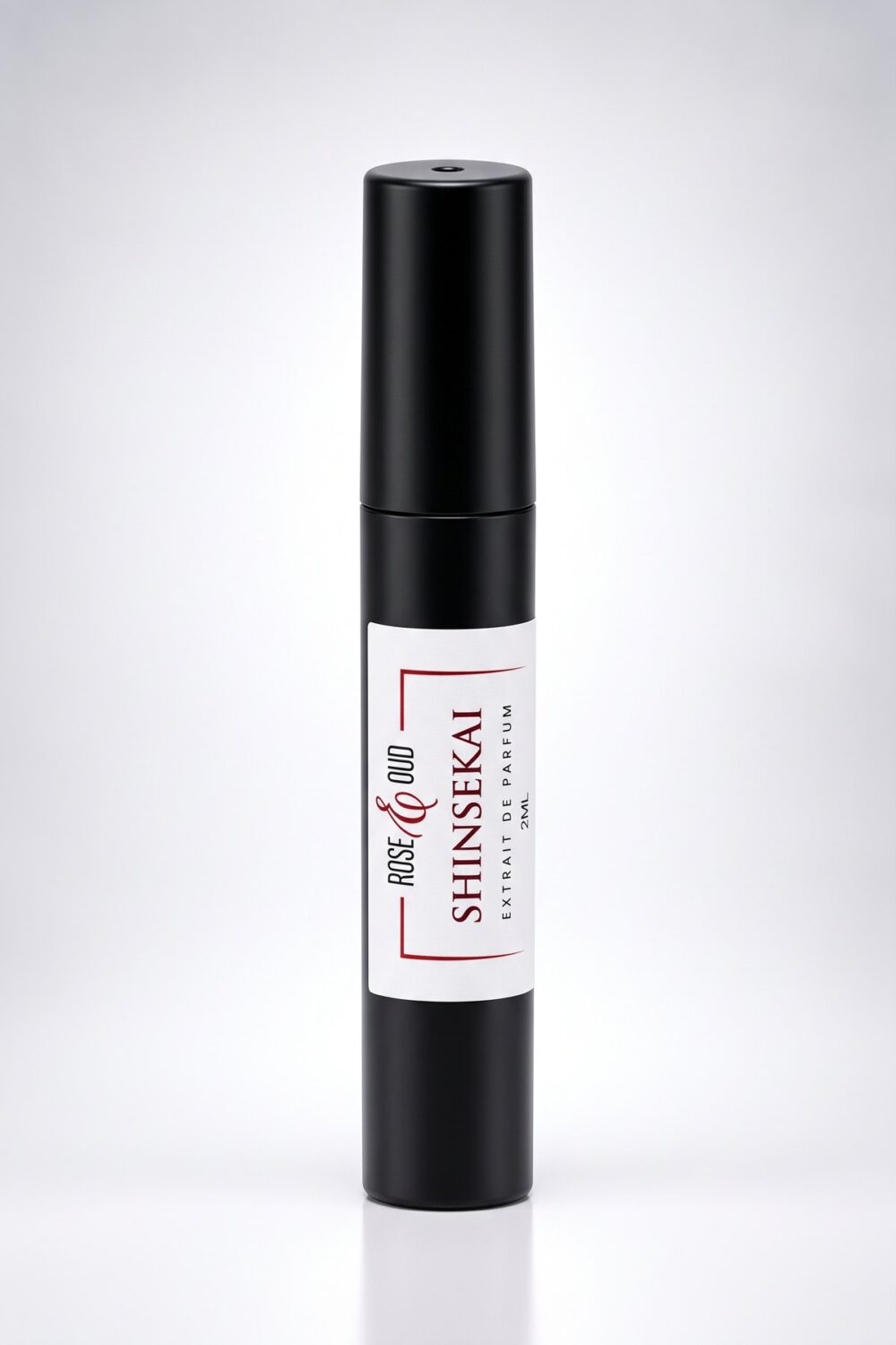 Échantillon 2 ml — Shinsekai : flacon vaporisateur noir de 2 ml avec étiquette Rose&Oud, sur fond blanc