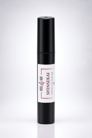 Échantillon 2 ml — Shinsekai : flacon vaporisateur noir de 2 ml avec étiquette Rose&Oud, sur fond blanc