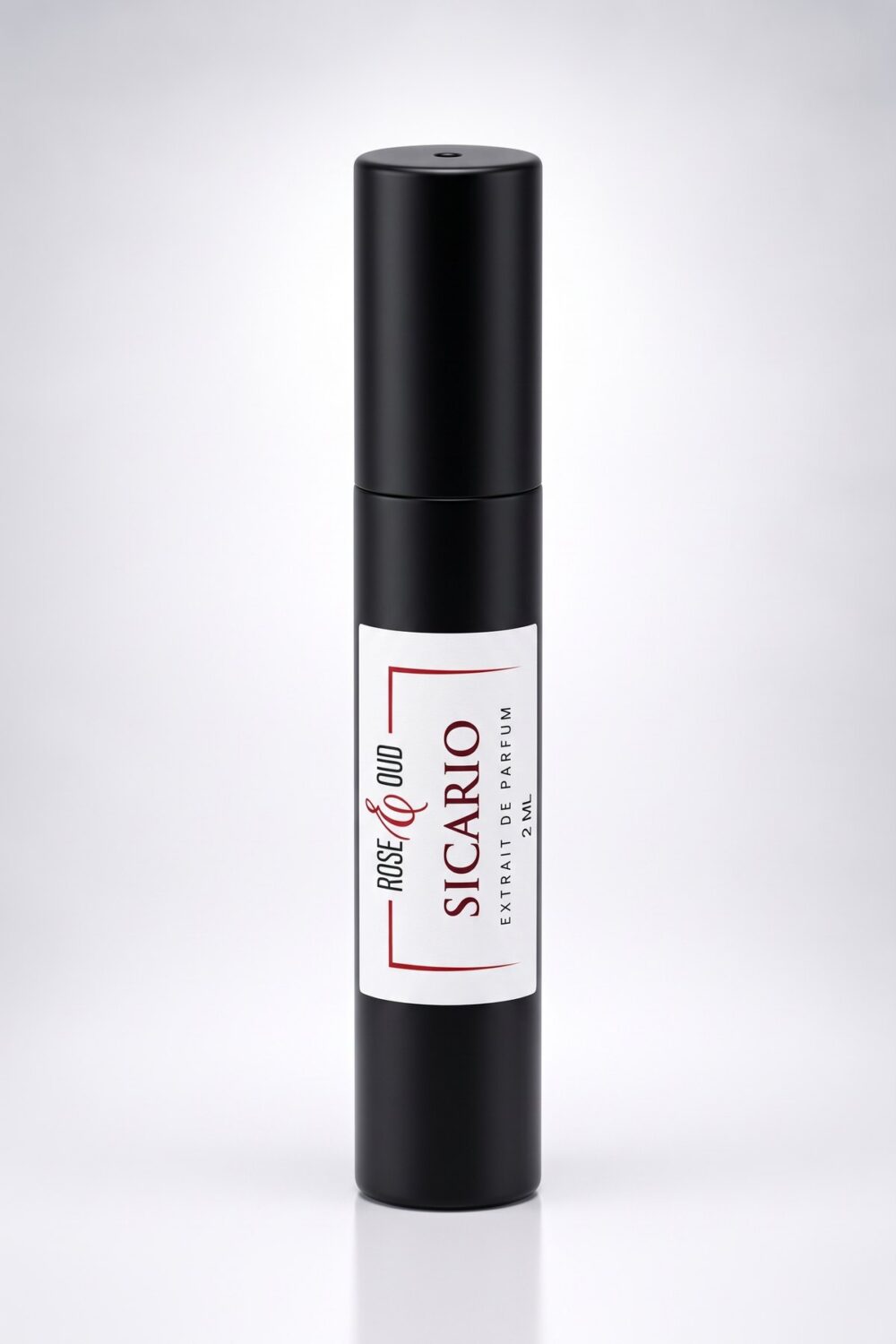 Échantillon 2 ml — Sicario : flacon vaporisateur noir de 2 ml avec étiquette Rose&Oud, sur fond blanc