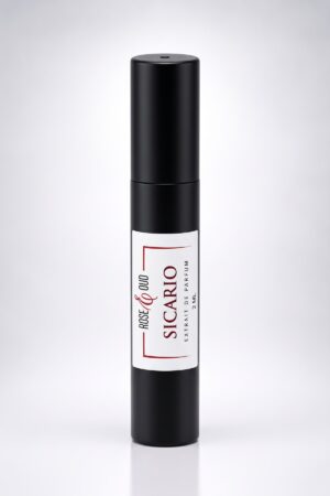 Échantillon 2 ml — Sicario : flacon vaporisateur noir de 2 ml avec étiquette Rose&Oud, sur fond blanc