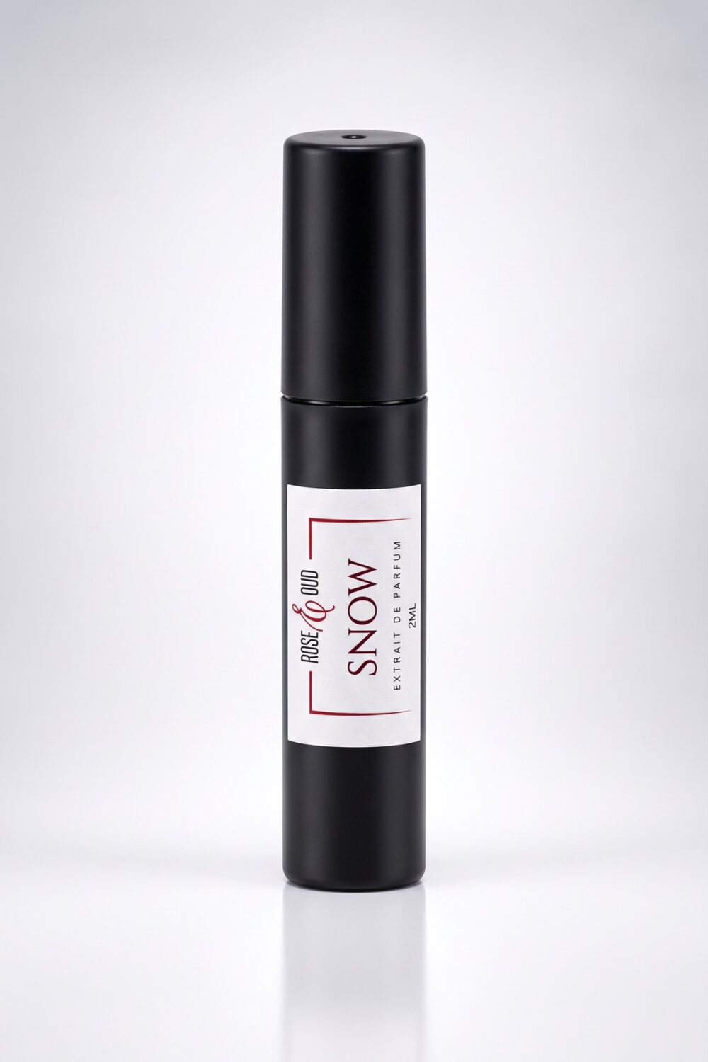 Échantillon 2 ml — Snow : flacon vaporisateur noir de 2 ml avec étiquette Rose&Oud, sur fond blanc