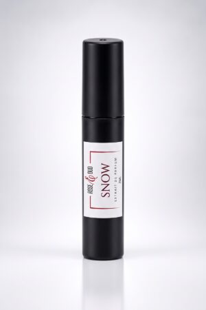 Échantillon 2 ml — Snow : flacon vaporisateur noir de 2 ml avec étiquette Rose&Oud, sur fond blanc