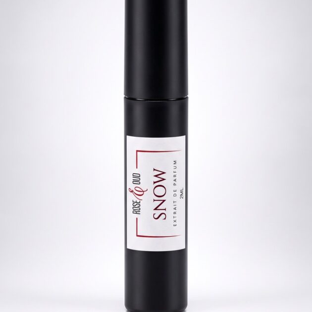 Échantillon 2 ml — Snow : flacon vaporisateur noir de 2 ml avec étiquette Rose&Oud, sur fond blanc