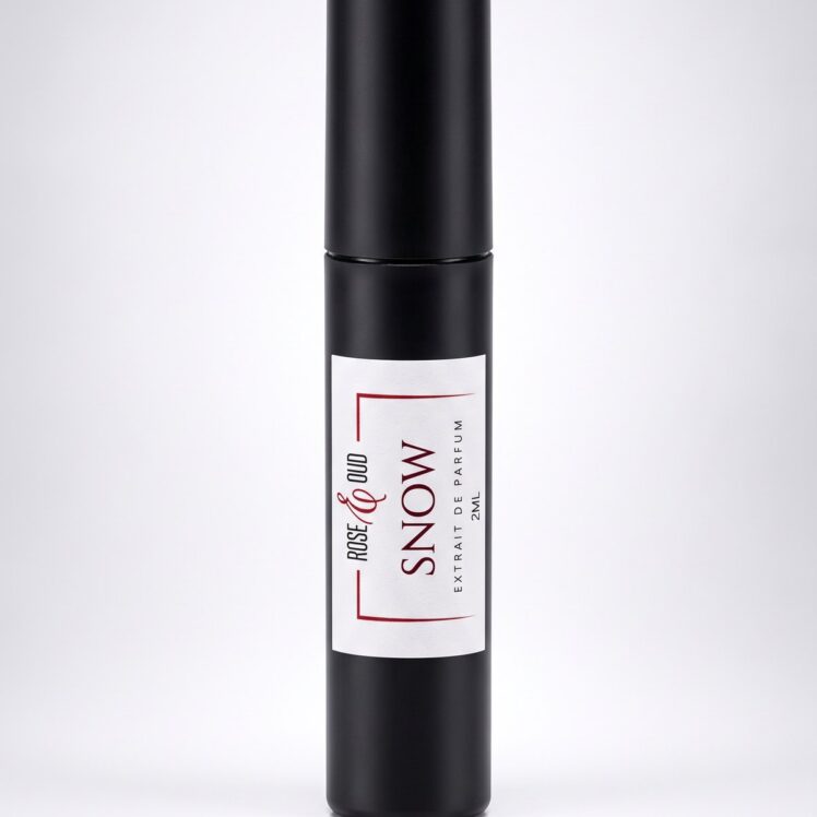 Échantillon 2 ml — Snow : flacon vaporisateur noir de 2 ml avec étiquette Rose&Oud, sur fond blanc