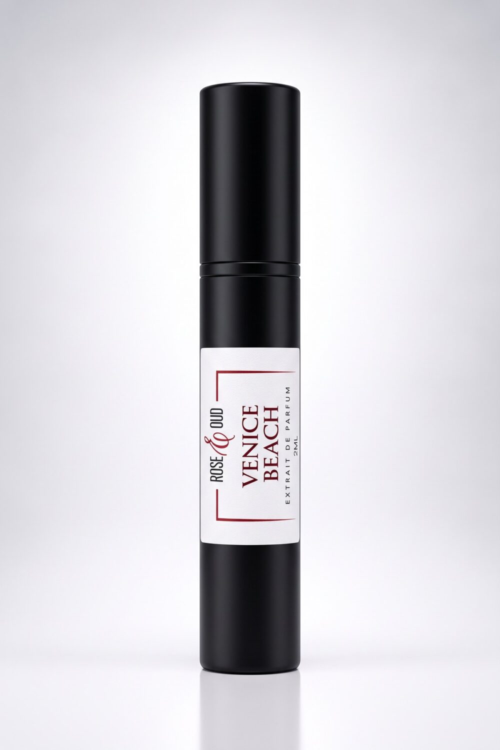 Échantillon 2 ml — Venice Beach : flacon vaporisateur noir de 2 ml avec étiquette Rose&Oud, sur fond blanc