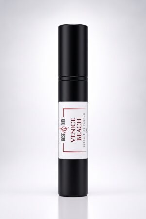 Échantillon 2 ml — Venice Beach : flacon vaporisateur noir de 2 ml avec étiquette Rose&Oud, sur fond blanc