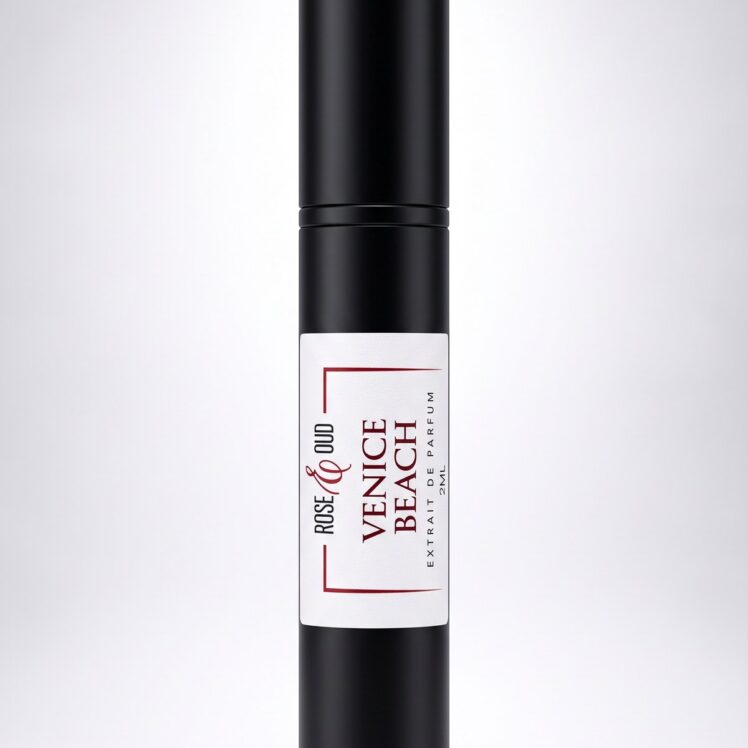 Échantillon 2 ml — Venice Beach : flacon vaporisateur noir de 2 ml avec étiquette Rose&Oud, sur fond blanc