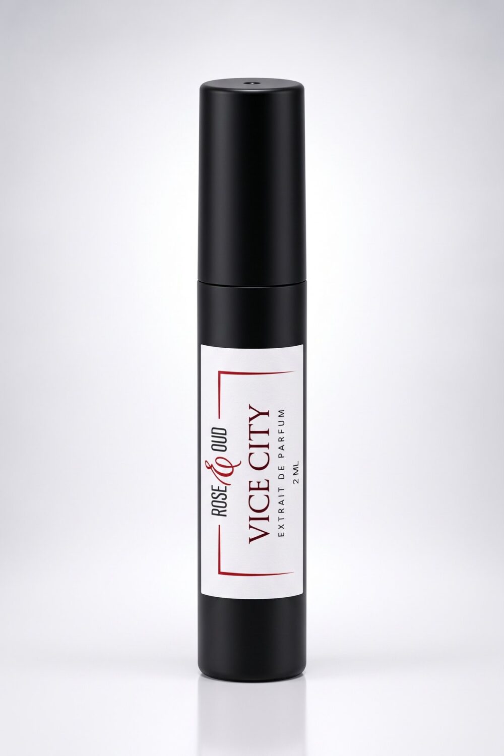 Échantillon 2 ml — Vice City : flacon vaporisateur noir de 2 ml avec étiquette Rose&Oud, sur fond blanc